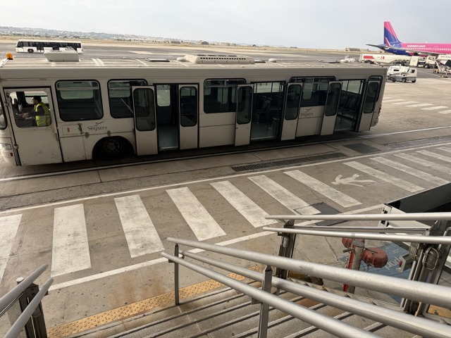 V Soluni mě k letadlu vezl jinak prázdný kloubový autobus