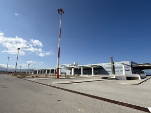 Zcela prázdný terminál letiště Sitia na Krétě