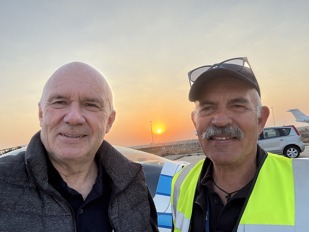 S pracovníkem handlingu Critonem na stojánce v Larnace. Criton neměl problém kvůli mně vstát v půl páté a přijít na můj odlet. To bylo skvělé.