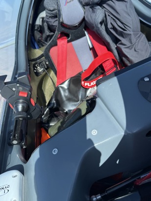 Palivový vak mám na zadním sedadle. Problém během letu je v tom, že nevidím a nevím, kolik přesně je z něho vyčerpáno, protože na něj nevidím. Zkoušel jsem ho tedy vyfotit, abych to mohl odhadnout lépe, ale z té fotky jsem toho stejně moc nepoznal. 