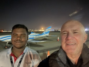 Selfie s pracovníkem handlingu v Rijádu, Emonem