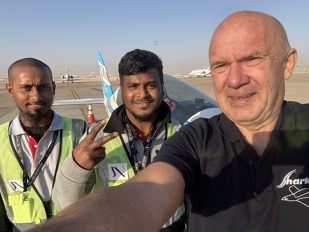 S týmem obsluhy handlingového agenta Jet Aviation v Rijádu S týmem obsluhy handlingového agenta Jet Aviation v Rijádu