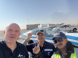 S týmem pumpařů na letišti Thumamah S týmem pumpařů na letišti Thumamah