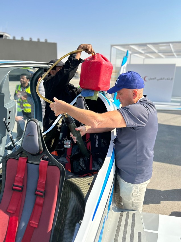 Jirka Pruša při plnění přídavné nádrže