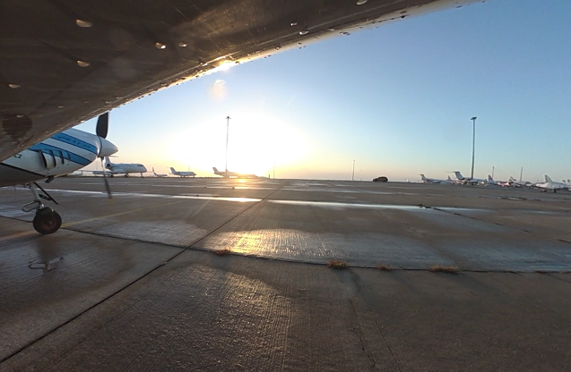 Po deseti minutách čekání na stojánce v Larnace se konečně na obzoru objevuje přijíždějící Follow-me auto