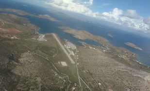 Dráha letiště Leros končí na mořském břehu