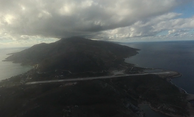 Letiště ostrova Ikaria je vtěsnané mezi kopce na jeho východním cípu