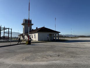 Stojánka a věž letiště Kavala Lidia