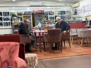 Generál Jorgos během rozboru letu se žákem