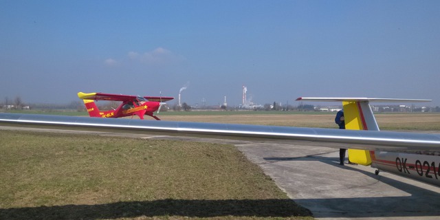Opravené Blaníky vlekal firemní letoun Wilga PZ s imatrikulací OK-BLN.
