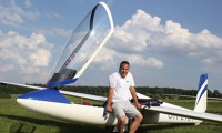 Ing. Vladimír Machula s kluzákem Swift S1 Ing. Vladimír Machula s kluzákem Swift S1