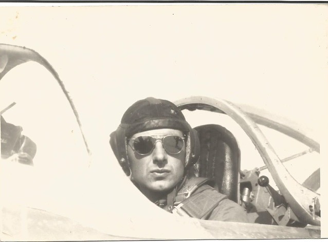 Emil Přádný v kabině letounu Mig-15