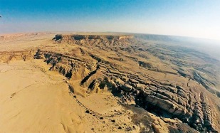 Pouštní hory za letištěm Thumamah