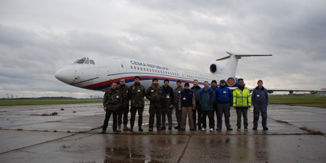 Takhle jsme začínali. TU-154M ev. č. 1003 a první demontážní parta složená ze zástupců Leteckého muzea Olomouc, Leteckého muzea v Kunovicích a dalších pracovníků.