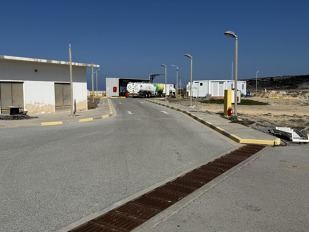 V Sitii mají i cisternu, takže někdy tady asi přistávají i větší letadla