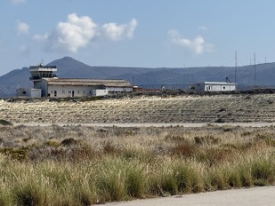 Letištní věž je v Sitii na druhé straně dráhy než terminál a je poměrně vzdálená