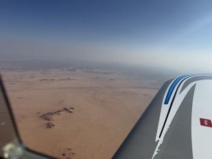 Záběry Saudské pouště. Takhle to pode mnou vypadalo asi 5 hodin nebo-li přes 1000 km