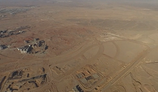 Stavební projekt v poušti nedaleko letiště Thumamah