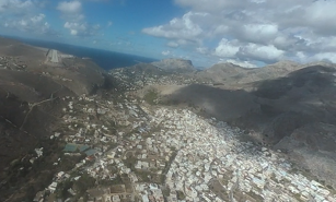 Dráha letiště Kolymnos leží v horském úbočí nad městem