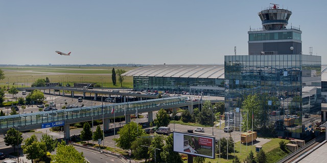 Letiště Václava Havla Praha, jak zní celý oficiální název ruzyňského letiště. 
