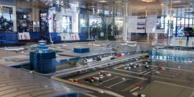 Než uvidíte skutečná letadla, můžete si udělat představu o ruzyňském letišti na modelu, který postavili na ČVUT. 