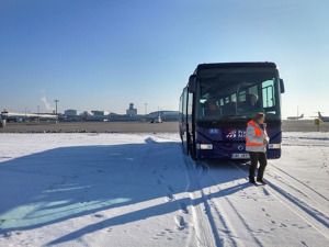 Vedoucí exkurzí letiště Václava Havla Vlasta Pallová na mě čeká před autobusem u dráhy 06/24.