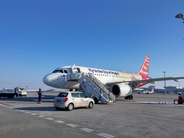 Ne všechna letadla rolují až k terminálu. Tenhle Airbus A319 stojící nedaleko ranveje na sobě nese reklamu na naše hlavní město. 