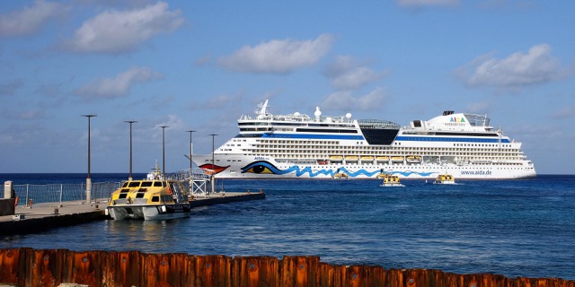 Výletní loď v přístavu George town, Kajmanské ostrovy