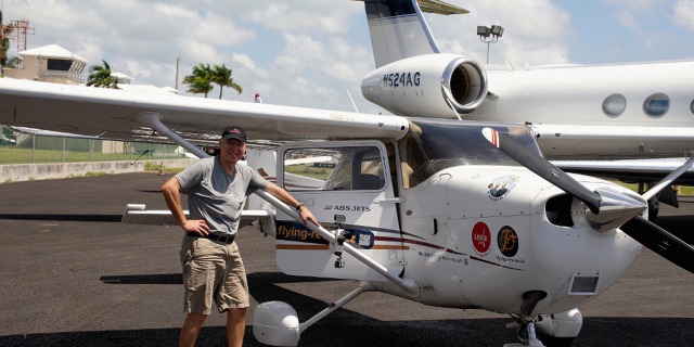 Petr Nikolaev s Cessnou na letišti Grand Cayman, Georgetown, Kajmanské ostrovy
