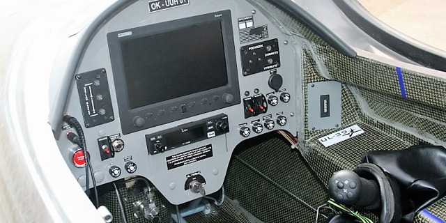 Pohled do kokpitu UL-39. 