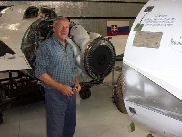 František Neštrák pri práci na L-29 v USA