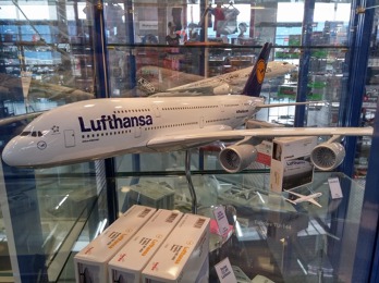 Airbus A380 v prodejně suvenýrů.