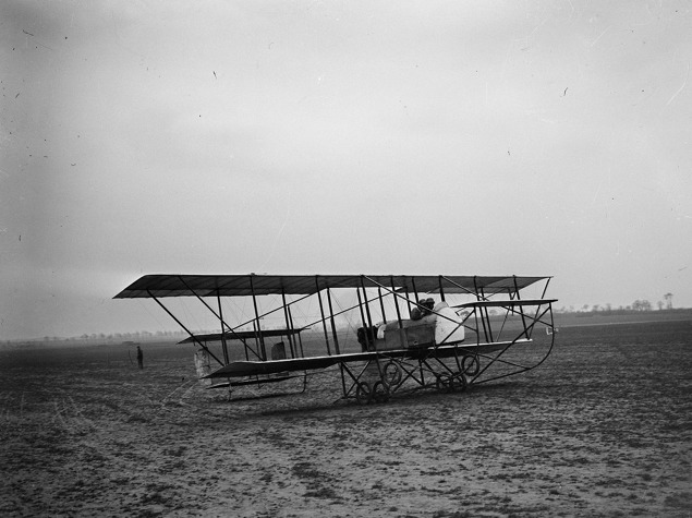 Farman MF.7 používaný v letecké škole v Chartres v roce 1916 Farman MF.7 používaný v letecké škole v Chartres v roce 1916
