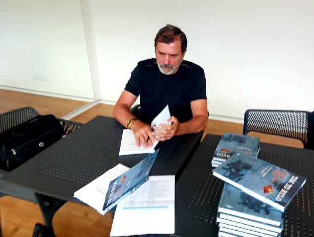 Autor knihy plk.Ing.Václav Vašek při podepisování knih... Autor knihy plk.Ing.Václav Vašek při podepisování knih...