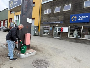 tankování u „nejsevernější“ benzínové pumpy světa tankování u „nejsevernější“ benzínové pumpy světa