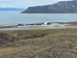vzdálený pohled na letiště Svalbard vzdálený pohled na letiště Svalbard