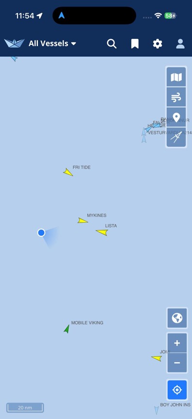 Na aplikaci Vessel Finder sleduji pohyb lodí pode mnou a pokud je to možné, snažím se jim být blízko, kdyby... Pro komunikaci s nimi mám také rádio s námořní frekvencí.