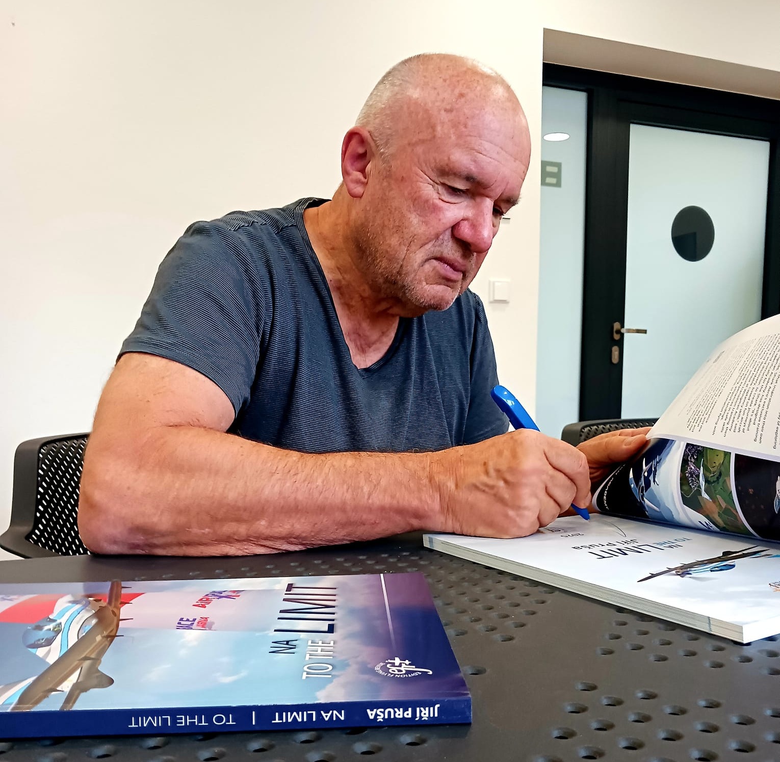 Podepsaná kniha od autora a pilota, který doletěl až na Severní pól.
