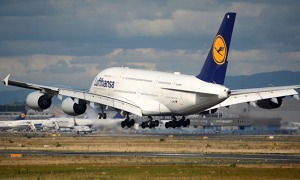 A380 společnosti Lufthansa přistává na letišti ve Frankfurtu.
