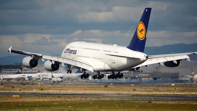 A380 společnosti Lufthansa přistává na letišti ve Frankfurtu.