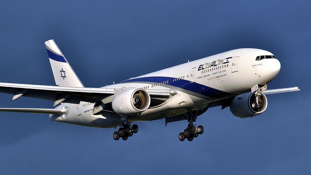 Boeing 777-200ER izraelské společnosti EL AL při přiblížení na přistání v Londýně.