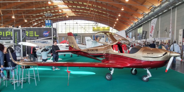 Stánek Jihlavan Airplanes s.r.o. a současný vlajkový model společnosti, Skyleader 600.