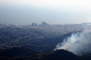 Přístav Port of Spain na Trinidadu nás vítá lesními požáry.