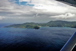 Severní část ostrova Tobago. Tady nechal ztroskotat a dvacet let žít Daniel Defoe svého Robinsona Crusoe