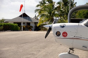 Cessna na letišti Stella Maris na Bahamských ostrovech