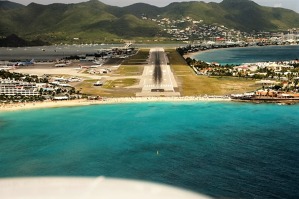 Přiblížení na dráhu 10 letiště Juliana v holandské části ostrova Sint Maarten