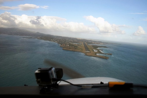Dráha 10 letiště Maurice Bishopa na ostrově Grenada.