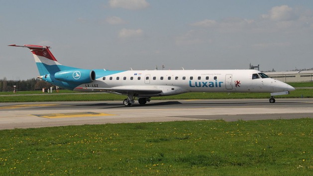 Do Prahy létá s typem Embraer 145 společnost Luxair z Lucemburku.