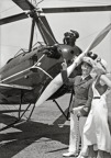 Vírníky přitahovaly i pozornost Hollywoodu. Italský pilot Tito Falconi představuje vírník hollywoodské hvězdě let třicátých, Jean Harlowové.