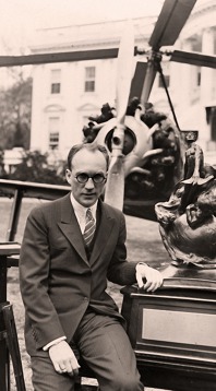Harold F. Pitcairn s Collierovou cenou před Bílým domem.